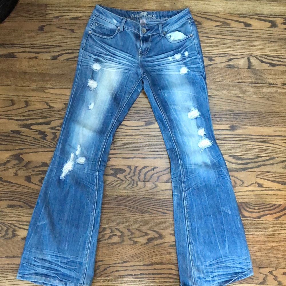 ALMOST FAMOUS DISTRESSED BOOTCUT DENIM SIZE 11